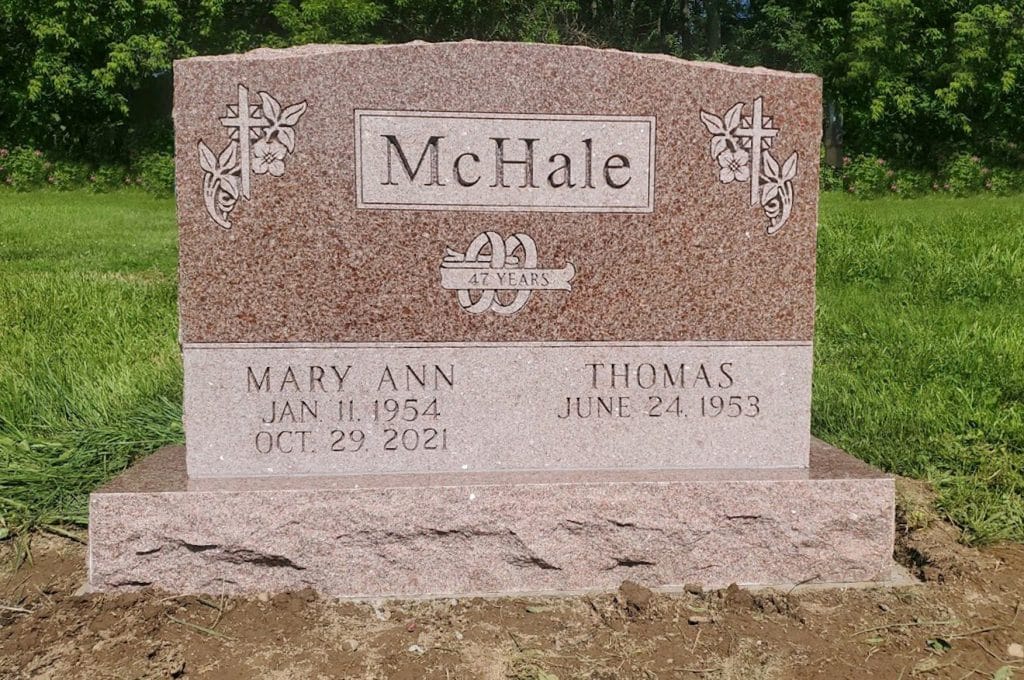Upright Monument Red Granite Wedding Rings and Anniversary Engraving Double Cross Tombstone